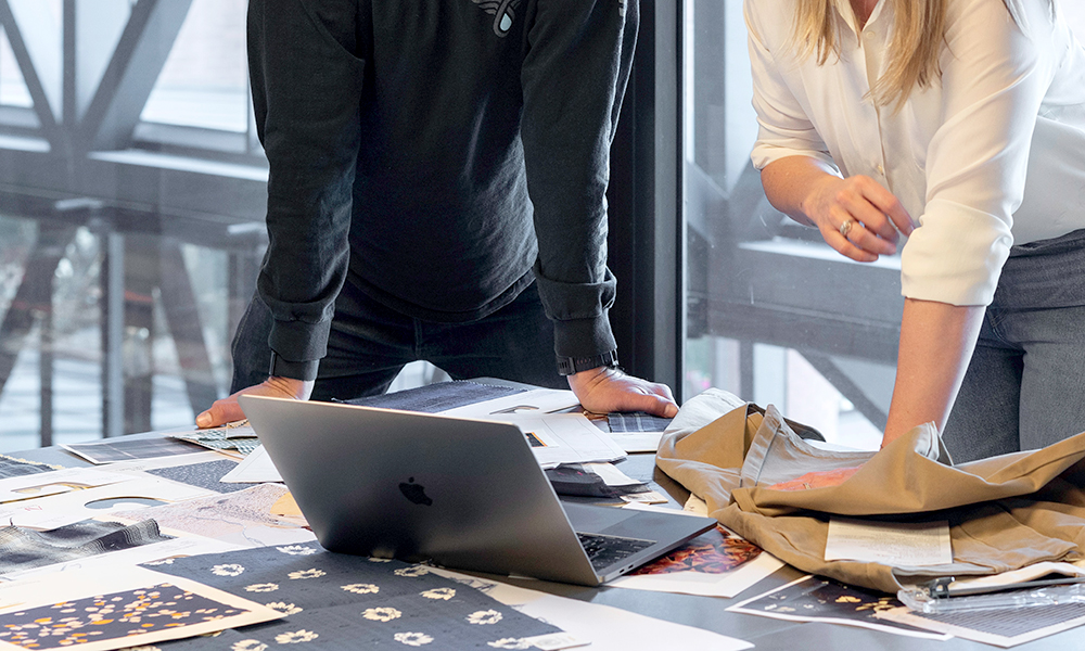 パソコンを開いて打ち合わせをする男女